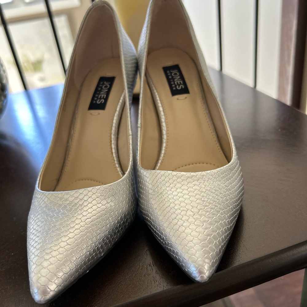 Jones New York leather pumps.